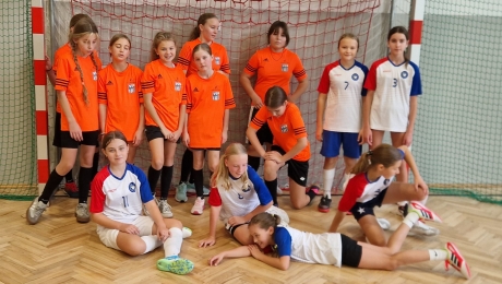 Międzyszkolne zawody w piłce halowej dziewcząt