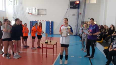 Gminne zawody w piłce ręcznej dziewcząt z klas 7-8